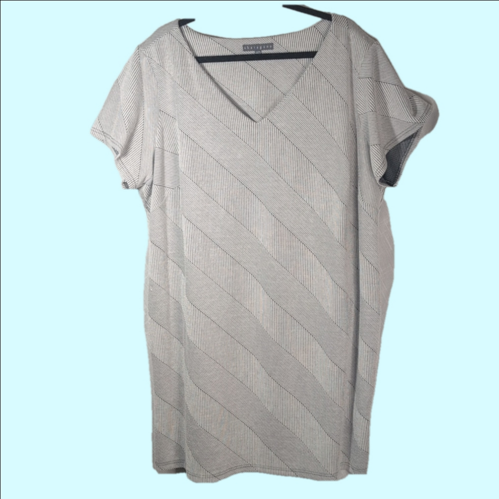 Sheragano Elegant Gray V-Neck Women's Dress. Geometric Stripe.